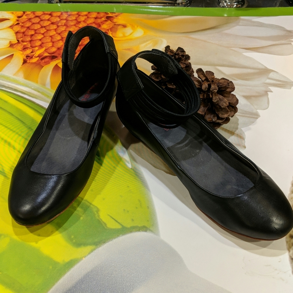 Tsubo black leather flats exc. Cond sz 8